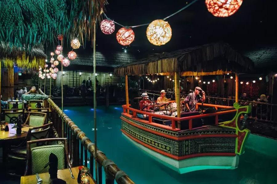 在贝博体彩app费尔蒙特酒店的世界著名的汤加房间的礁湖上，有一个house乐队演奏。。
